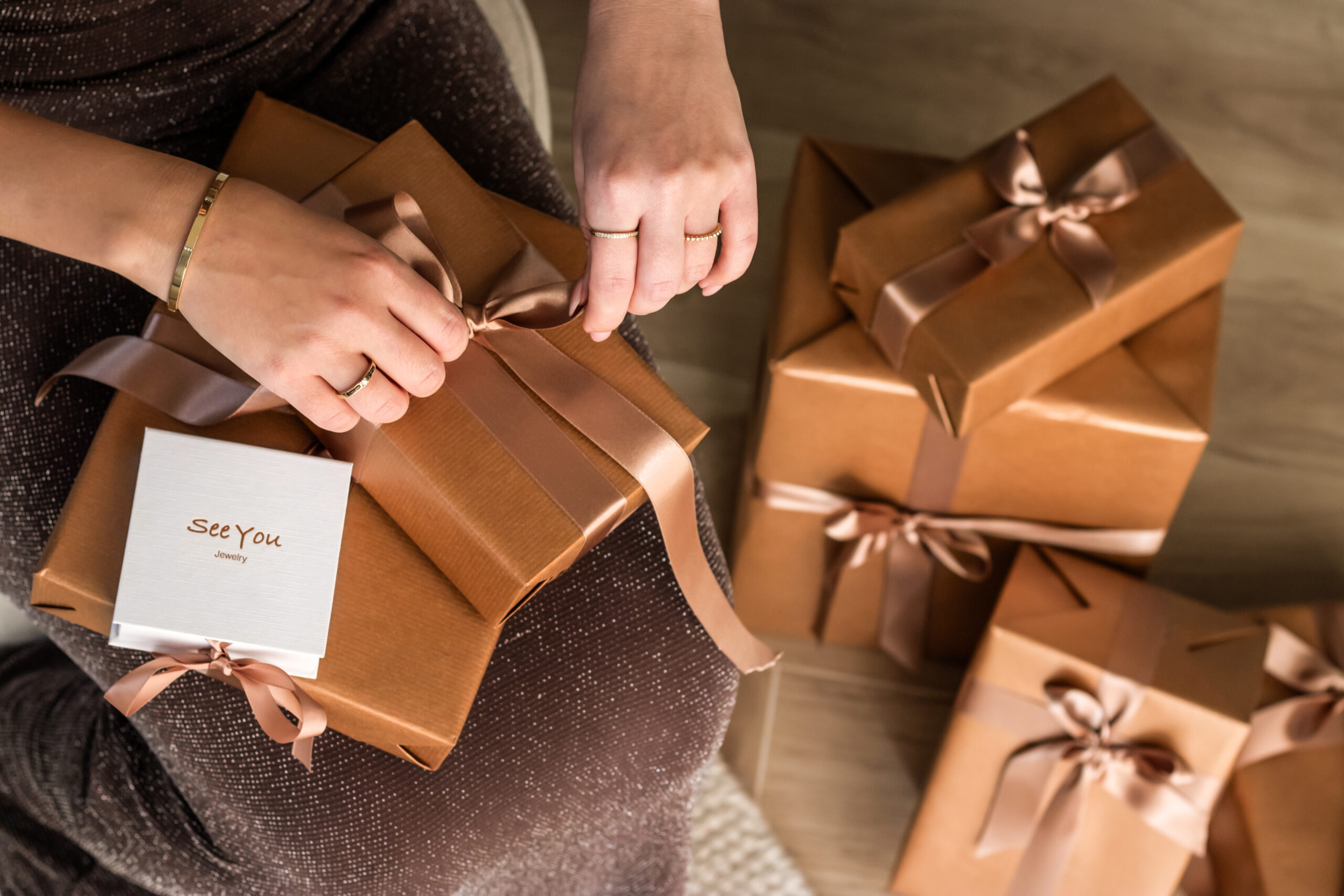 ギフトボックスと指輪の写真