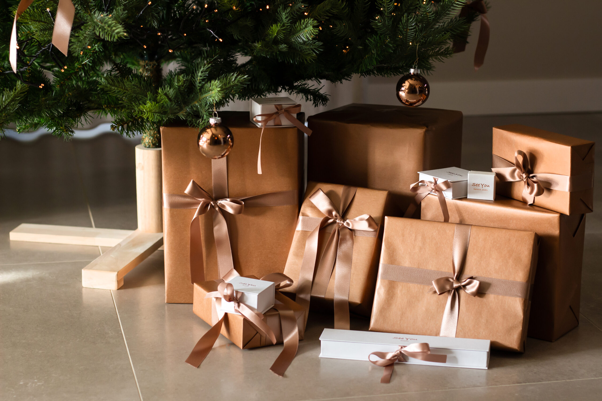 ギフトボックスと指輪の写真