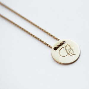 イニシャルの刻印ジュエリー